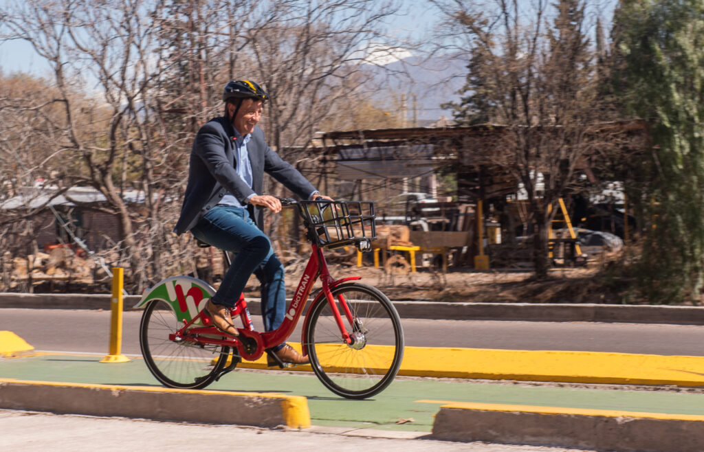 El Gobernador de Mendoza Rodolfo Suarez recorre el sistema Bicitran por el area Metropolitana.