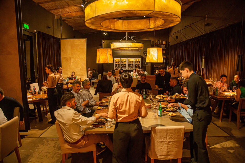 Interior del restaurante de Familia Millan en Mendoza.