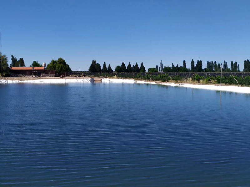 Reservorio de agua con derecho de riego.