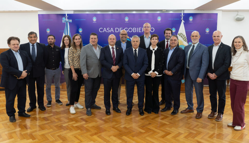 Neil Barrett (2SWater), Claudio Soto Lenz (Foremost), Ariel Belloni y David Méndez Letelier (Genetec), Sergio Siso Machado (Mine Cable Services), Sergio Stivala (Motorola Solutions), Lara Baratelli y María Dolores Wharton (MSTA Canadá), Renato Foti (Rapid Gear), Sergio Desuque (Shale Tech Solution/Westbay), César Alvarado Icaza (Triodetic) y Edwin Pentz (Weldco Beales). Por la Embajada de Canadá, asistió Alejandro D’Agostino.