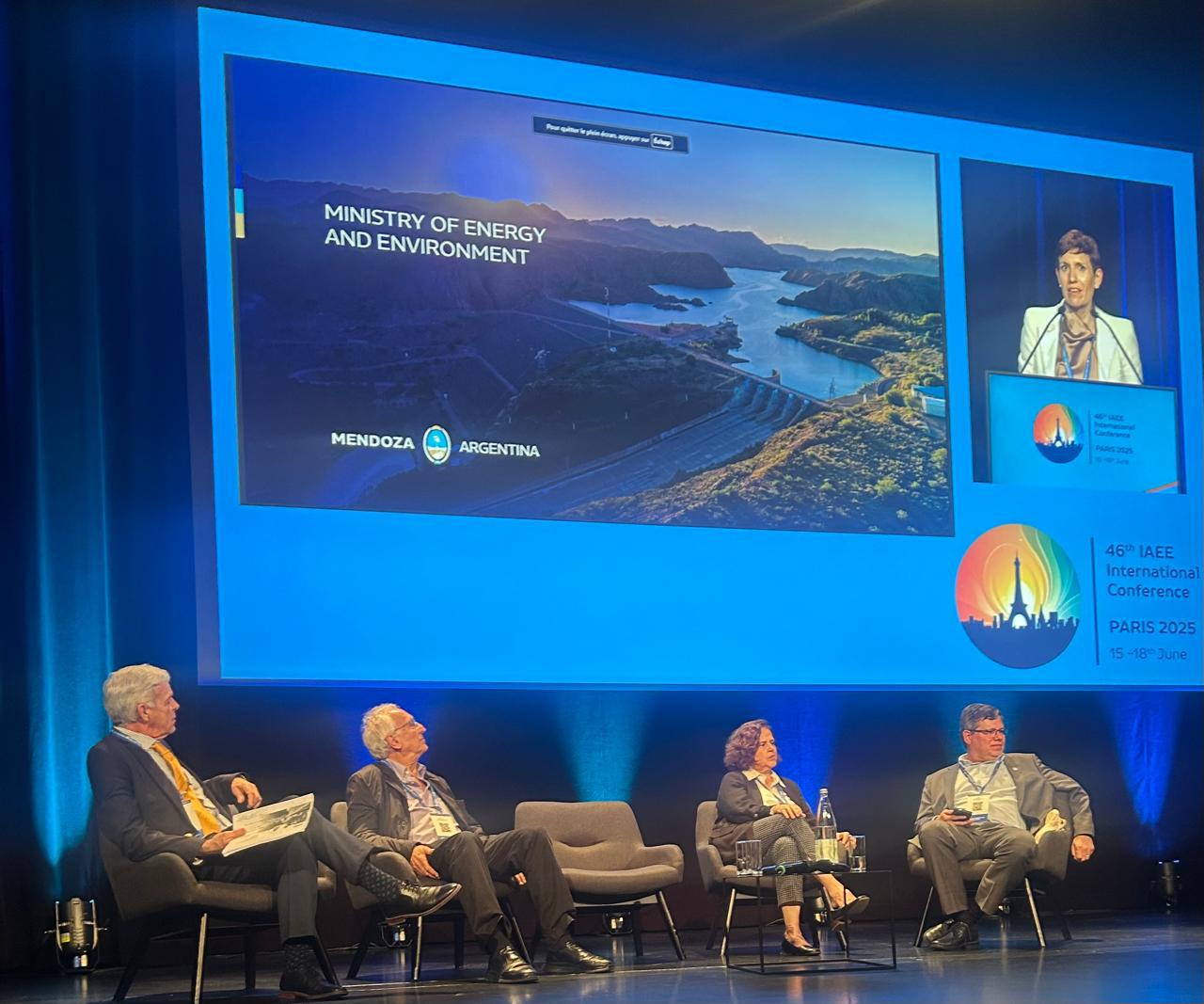 La ministra de Energía y Ambiente, Jimena Latorre, expuso en la 46ª Conferencia Internacional de la IAEE, el principal foro global sobre políticas energéticas, que se realiza en París del 15 al 18 de junio de 2025.