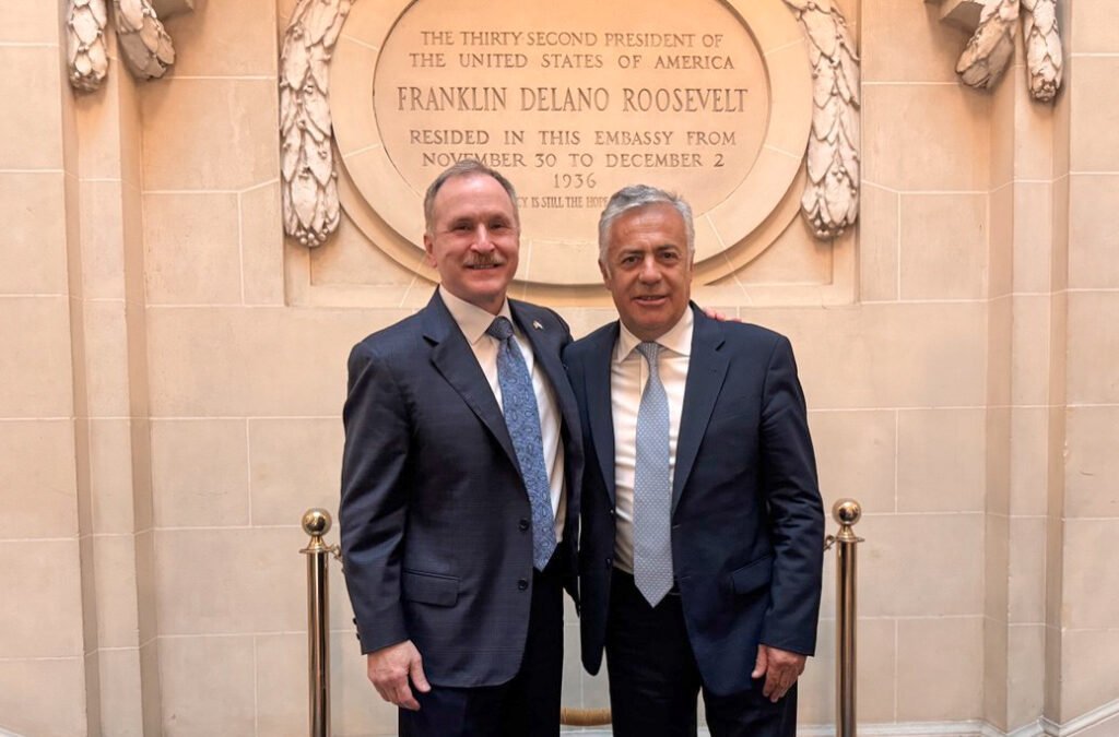 El Gobernador de Mendoza Argentina junto al embajador de los Estados Unidos en Argentina.