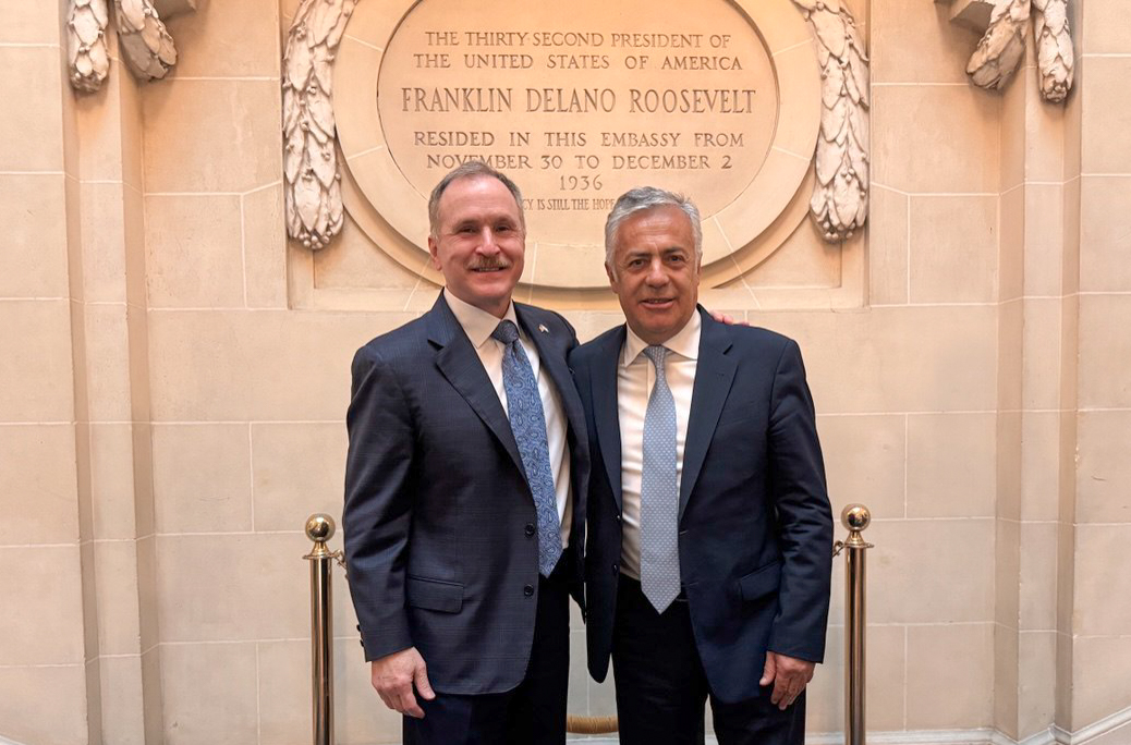 El Gobernador de Mendoza Argentina junto al embajador de los Estados Unidos en Argentina.