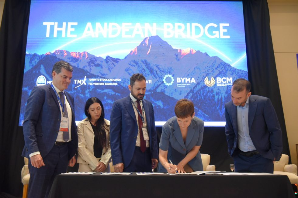 Jimena Latorre, ministra de Energía y Ambiente; Luis Romano, presidente de la Bolsa de Comercio de Mendoza; Guillaume Legare, director para Sudamérica de la Bolsa de Valores de Toronto (TSX); Julieta Artal Conte, líder de Gobierno Corporativo y Sustentabilidad de BYMA, y Stelios Papagrigoriou, presidente de IN-VR