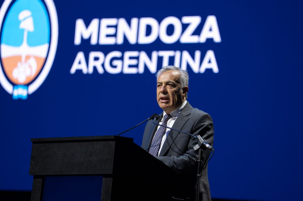 El Gobernador de Mendoza Alfredo Cornejo en la apertura del Foro en el Auditorio Angel Bustelo.