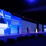 Alfredo Cornejo Gobernador de Mendoza presentando oportunidades de inversión en AmCham 2026.