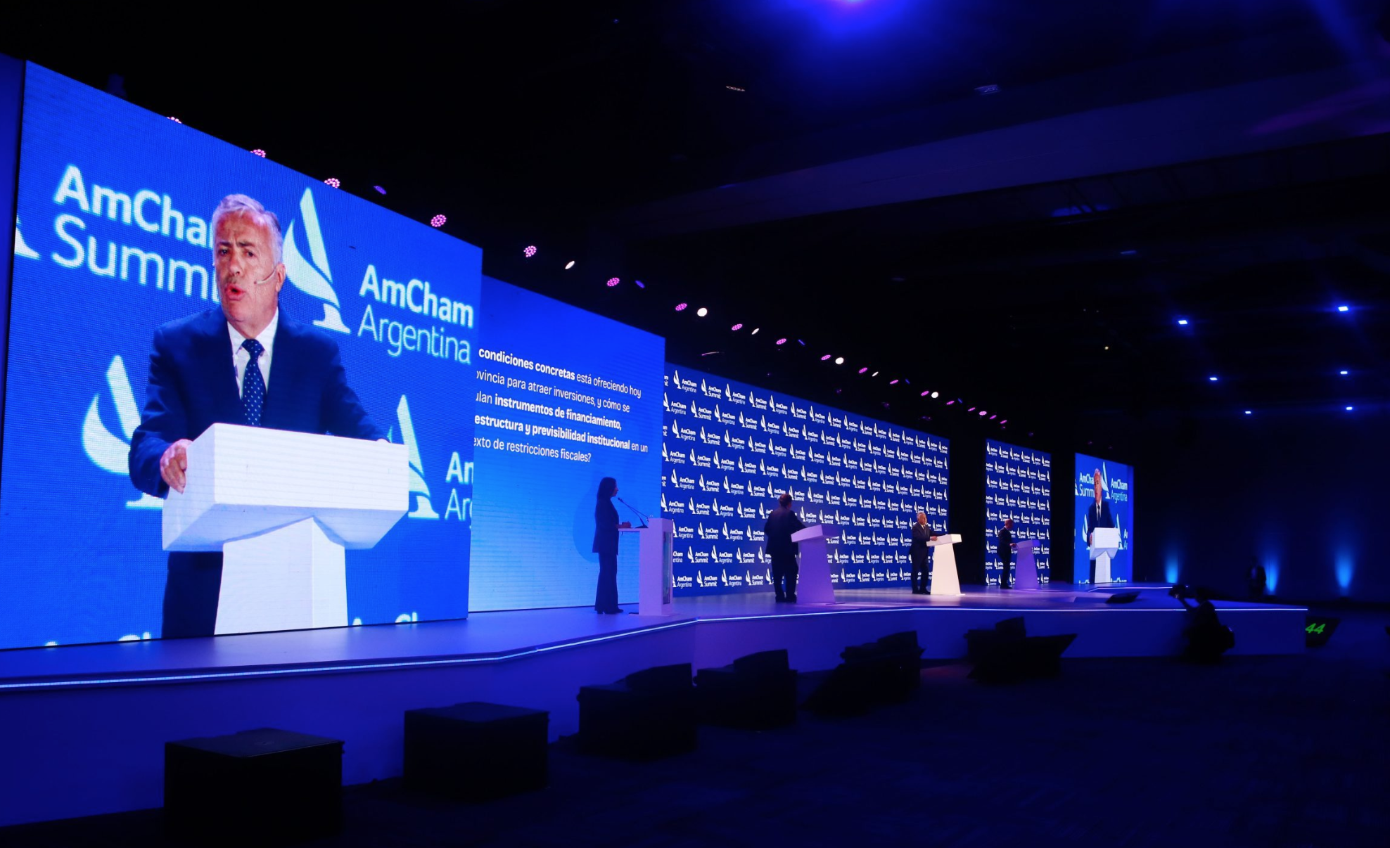 Alfredo Cornejo Gobernador de Mendoza presentando oportunidades de inversión en AmCham 2026.