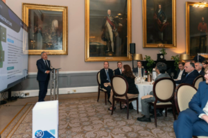 Mendoza presentó en Londres su estrategia para atraer inversiones en energía, minería e infraestructura