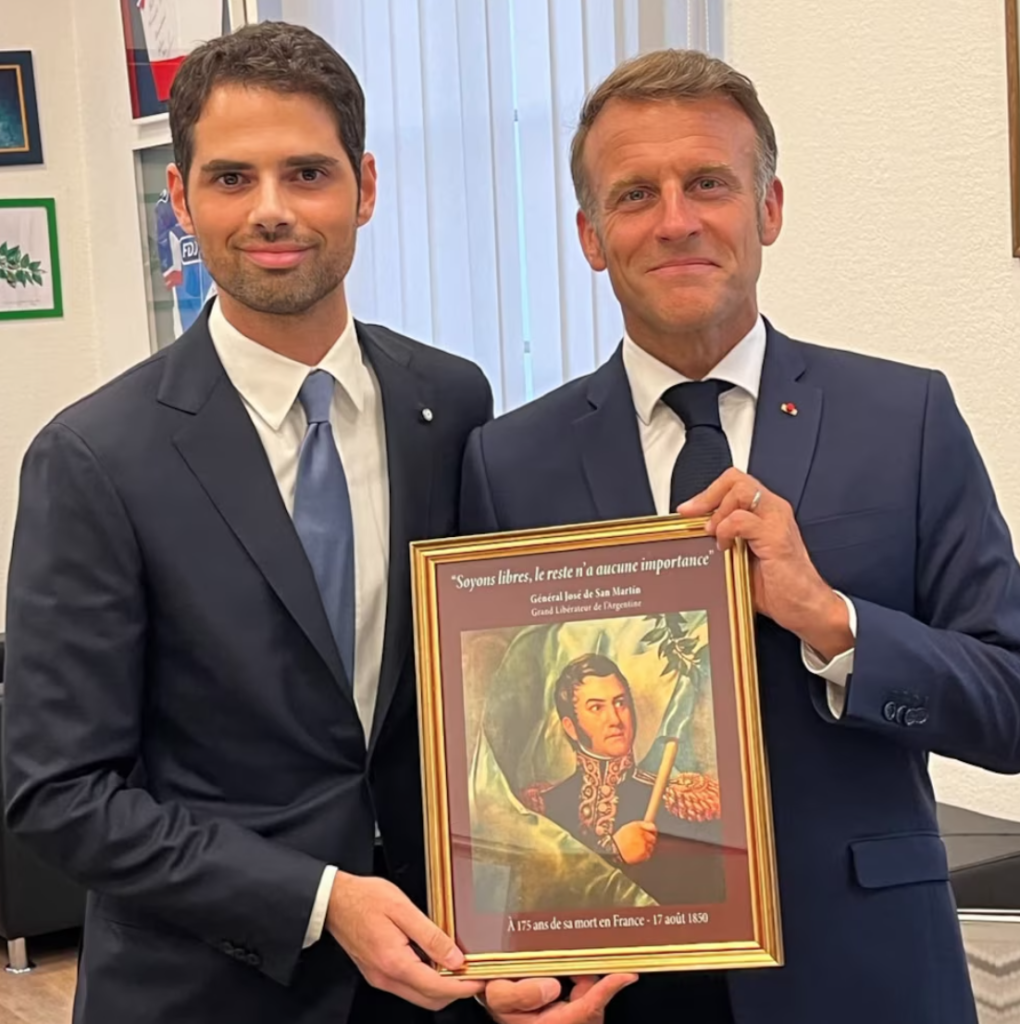 Ian Sielecki y Macron, con un cuadro del General San Martín.