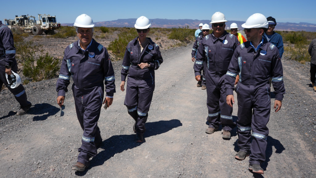 El Gobernador de mendoza Alfredo Cornejo junto a la Ministra de Ambiente y Energia Jimena Latorre de recorrida por Cañadon Amarillo.